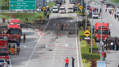 Malezya’da korkunç olay! Jet otoyola çakıldı: 10 ölü