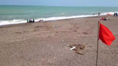 Denize girmek orada da yasaklandı!