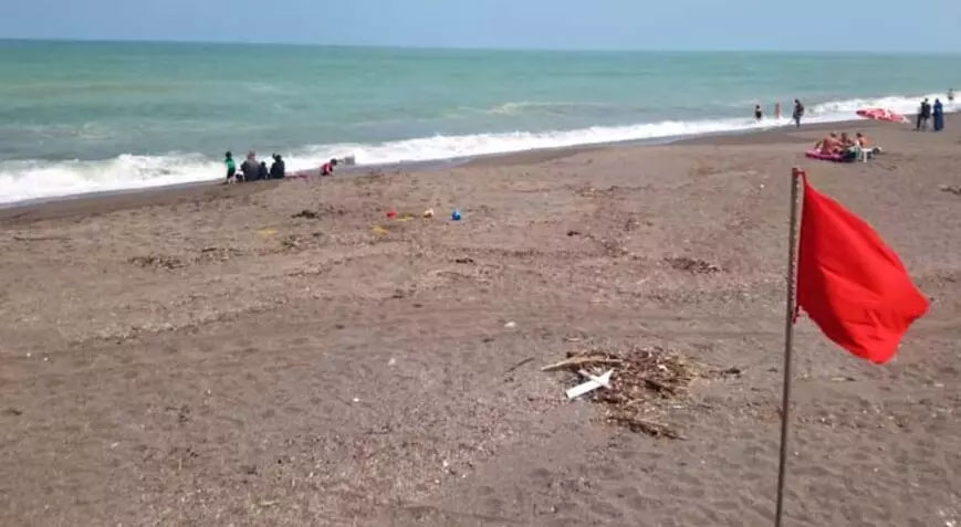 Denize girmek orada da yasaklandı!