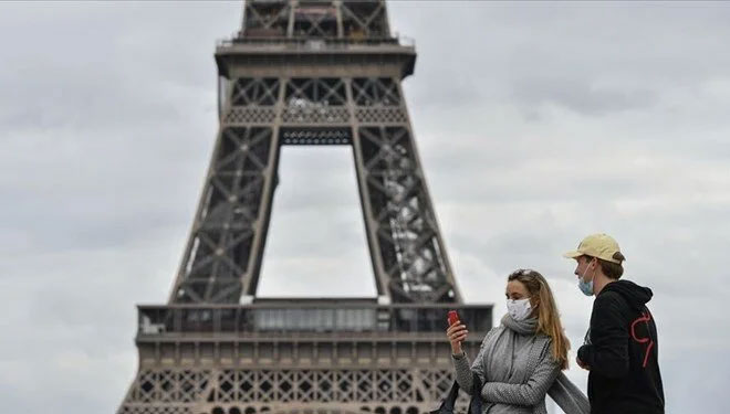 Fransa’da Covid-19’un yeni varyantı yayılıyor Fransa’da Covid-19’un yeni varyantı yayılıyor