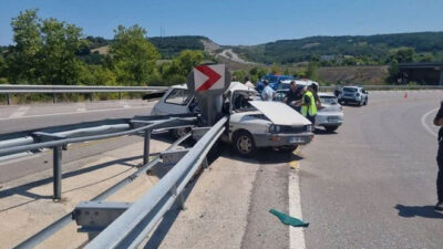 Otomobil bariyere saplandı: 1 ölü