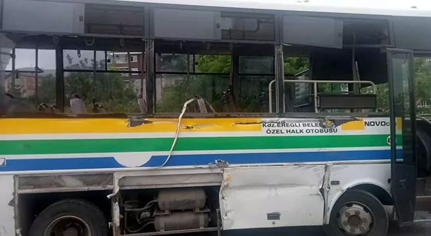 Özel halk otobüsüyle iş makinesi çarpıştı! Yaralılar var