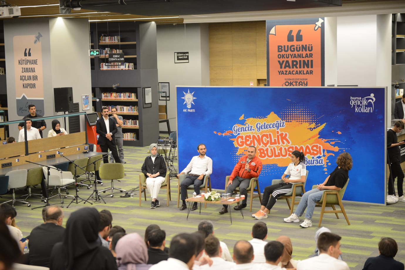 Bakan Kacır, Bursa’da gençlerle buluştu