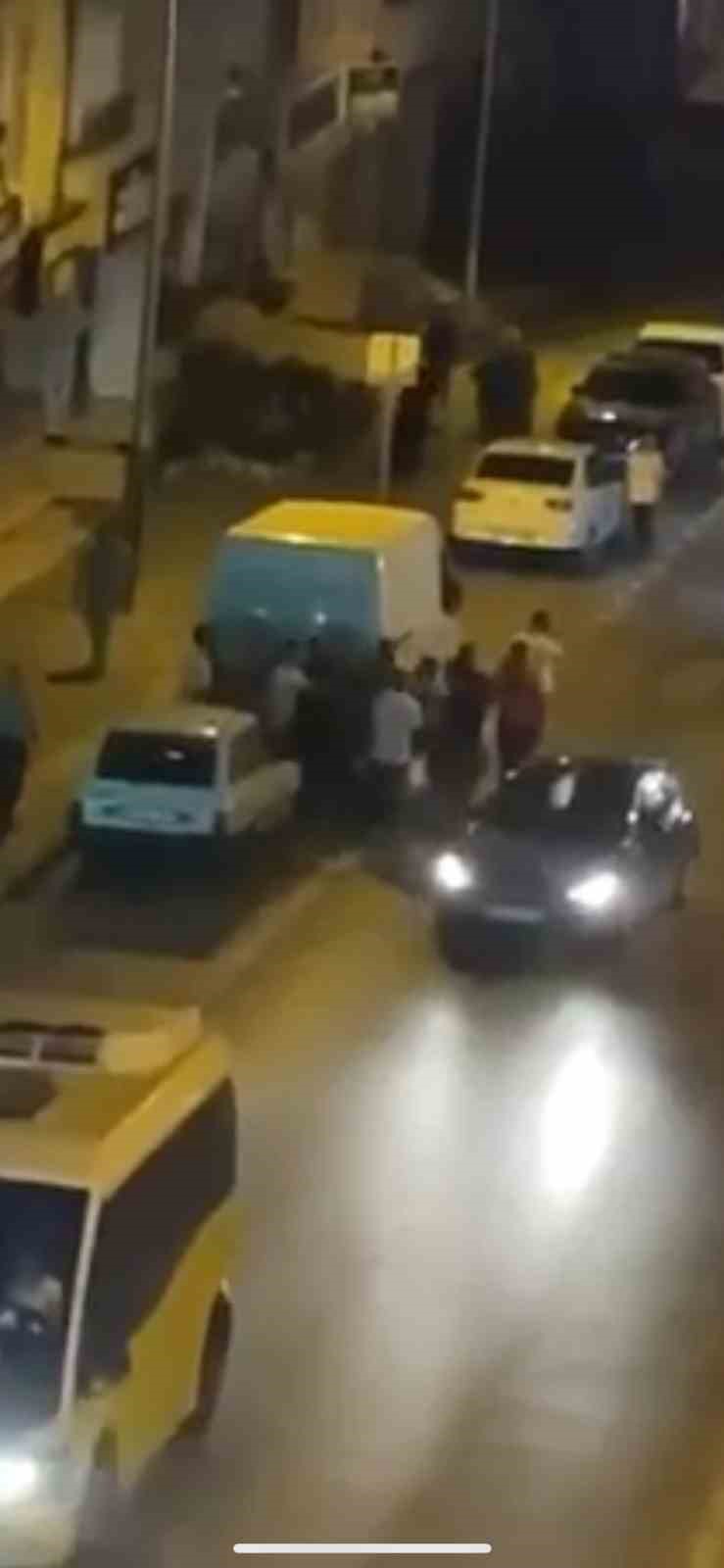 Bursa’da aileler tartıştı sokak ringe döndü