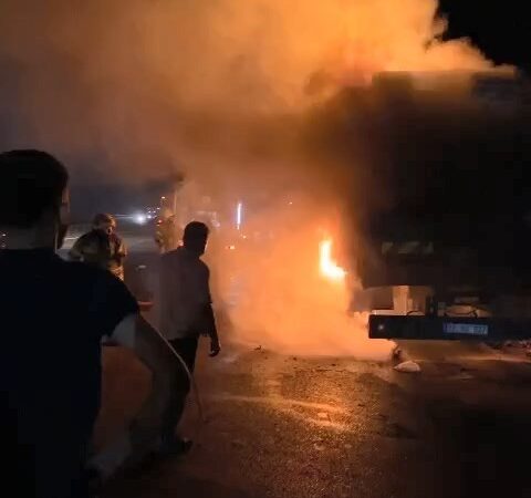 Bursa’da arı yüklü kamyon alev alev yandı Bursa’da arı yüklü kamyon seyir halindeyken bir anda alev aldı.