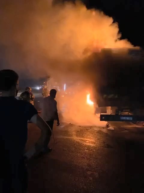 Bursa’da arı yüklü kamyon alev alev yandı Bursa’da arı yüklü kamyon alev alev yandı