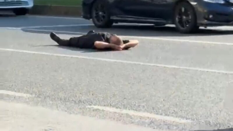 Bursa’da ilginç olay! Yolun ortasına yattı Bursa’nın Orhangazi ilçesinde sabah saatlerinde yaşanan ilginç olayda bir şahıs
