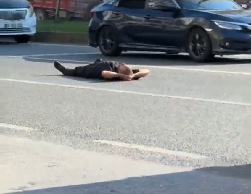 Bursa’da ilginç olay! Yolun ortasına yattı