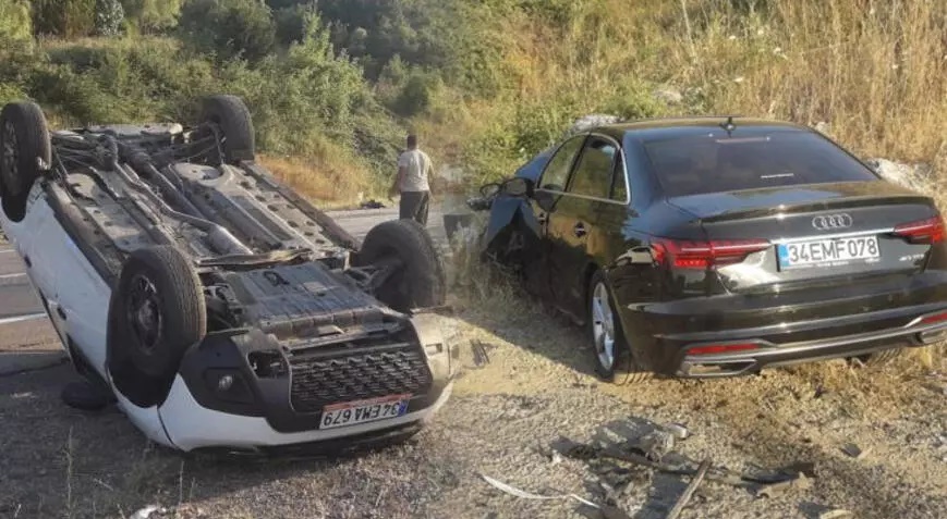 İki araç çarpıştı: 2 ölü, 5 yaralı