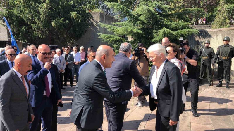 Celal Bayar vefatının 37. yılında anıldı Türkiye Cumhuriyeti'nin 3. Cumhurbaşkanı Celal Bayar, vefatının 37. yılında Bursa'nın