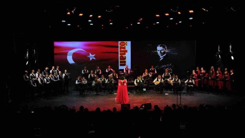Dilek Türkan Bursalıları mest etti ’Cumhuriyet Şarkıları’ konserinde sahneye çıkan Dilek Türkan ve Bursa Büyükşehir