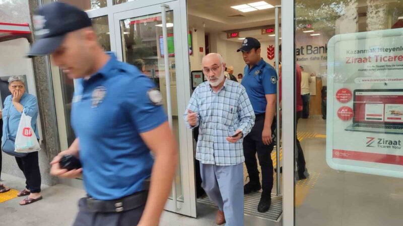 Bursa’da dolandırılmaktan son anda kurtuldu! Polis ikna etti… Bursa’nın Orhangazi ilçesinde banka şubesine gelerek panikle acilen bir yere