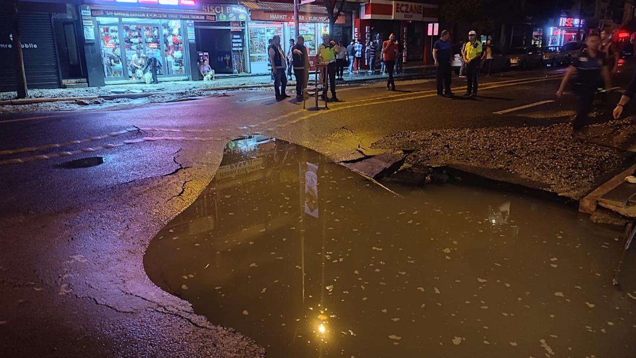 Düzce’de boru patladı, cadde trafiğe kapatıldı