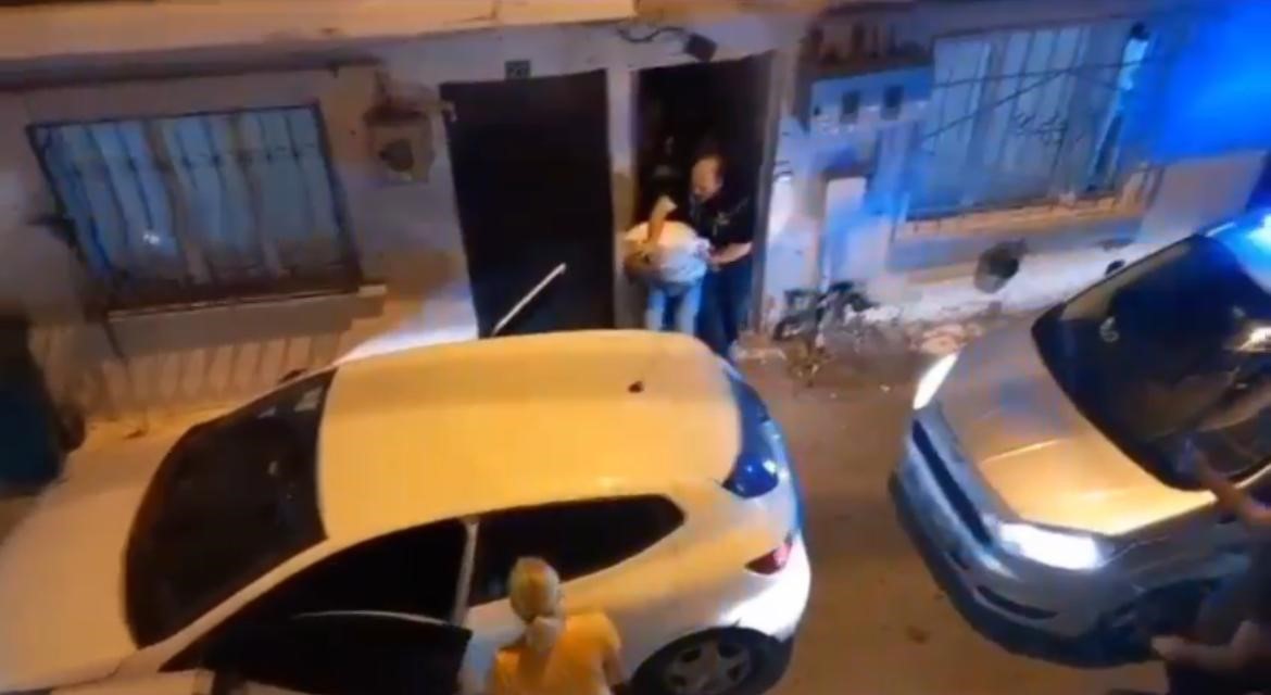 Bursa’da ekipler baskın yaptı, mahalleli alkışla destek verdi