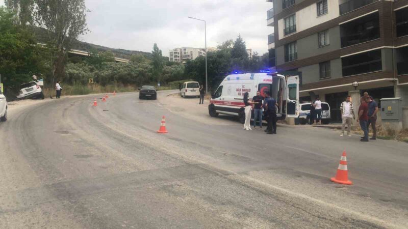 Gemlik’te mazot dökülen yolda 3 araç kazaya karıştı Bursa’nın Gemlik ilçesinde yola dökülen mazot nedeniyle kayganlaşan yolda 3