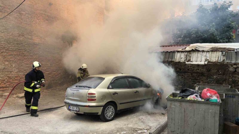 Bursa’da korku dolu anlar! Alev alev yandı Bursa’nın Gemlik ilçesinde park halindeki otomobil alev alev yandı. O