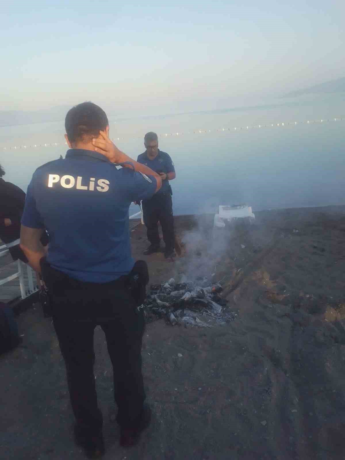 Bursa’da akıl almaz olay! Kızlar şezlong yaktı… Bursa’da akıl almaz olay! Kızlar şezlong yaktı…