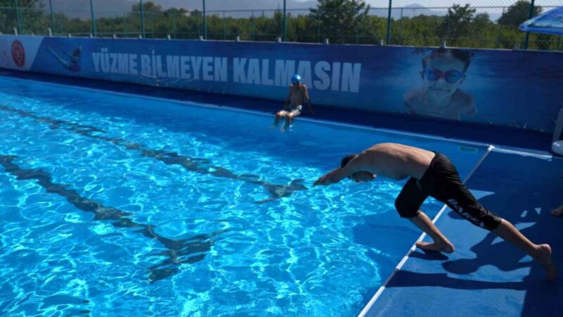Gürsu Belediyesi'nin Gençlik ve Spor Bakanlığı'nın 'Yüzme Bilmeyen Kalmasın Projesi'