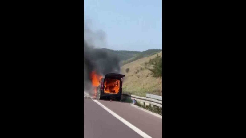 Bursa’da otobanda korku dolu anlar Bursa-İstanbul otobanında alev alev yanan hafif ticari araç paniğe sebep