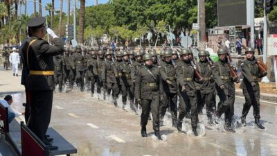 Deniz yükseldi, geçit töreni su içinde tamamlandı