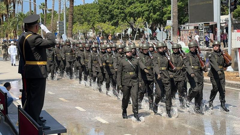 Deniz yükseldi, geçit töreni su içinde tamamlandı