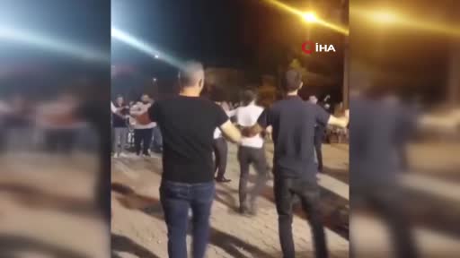 Görüntüler Bursa’dan… Düğünde yine silahlar konuştu Görüntüler Bursa’dan… Düğünde yine silahlar konuştu