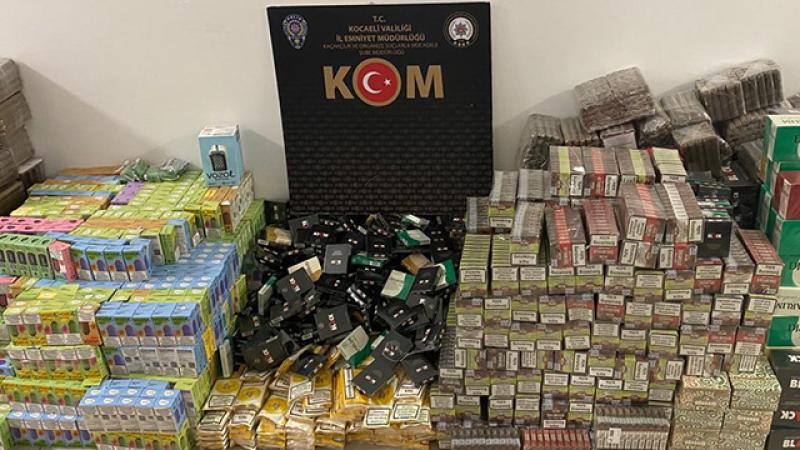 Kocaeli’de durdurulan araçtan çok sayıda kaçak ürün çıktı