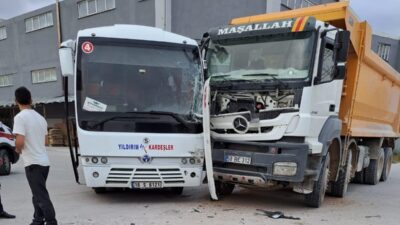 Bursa’da kamyon ile minibüs çarpıştı