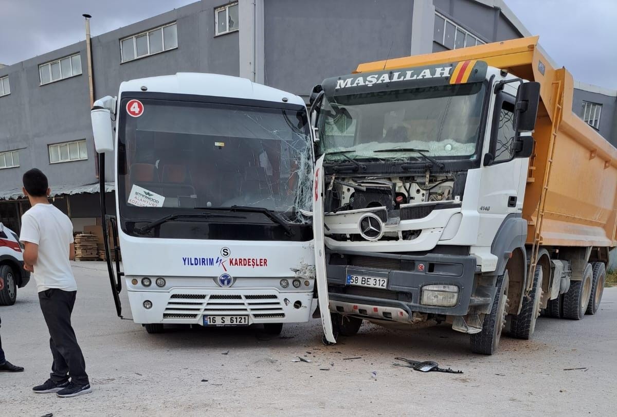 Bursa’da kamyon ile minibüs çarpıştı Bursa’da kamyon ile minibüs çarpıştı