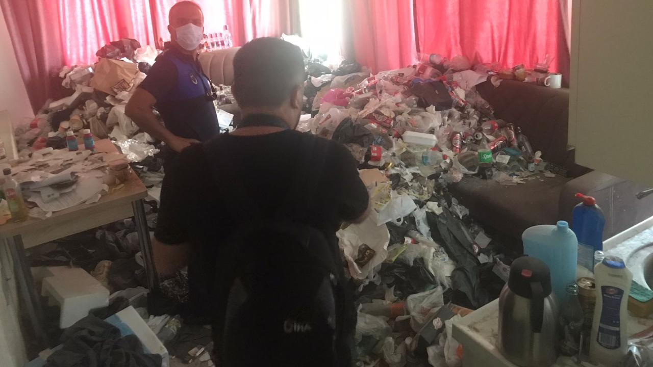 Kiracının terk ettiği evden kilolarca çöp çıktı Kiracının terk ettiği evden kilolarca çöp çıktı