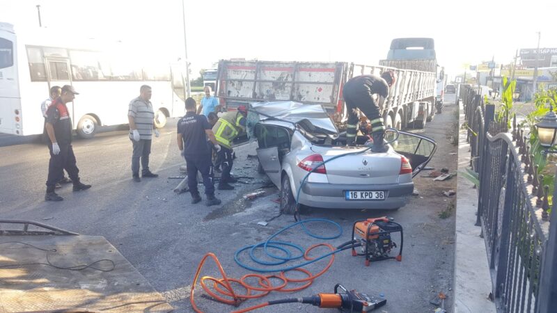 Bursa'nın Karacabey ilçesinde, yol kenarında park halindeki TIR'a çarpan otomobilde