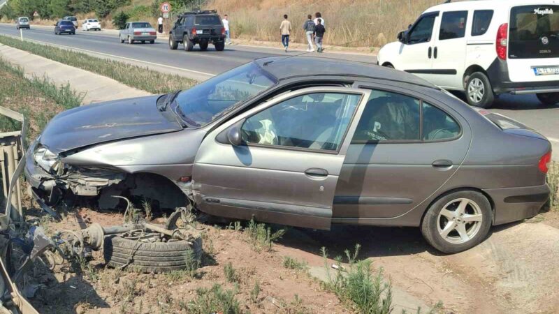 Bursa’da kontrolden çıkan otomobil refüje dalıp bariyerlere çarptı. Kazada sürücü
