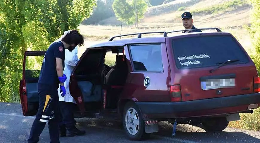 Yol kenarındaki otomobilde sır ölüm! Biri kadın 2 kişinin cesedi bulundu