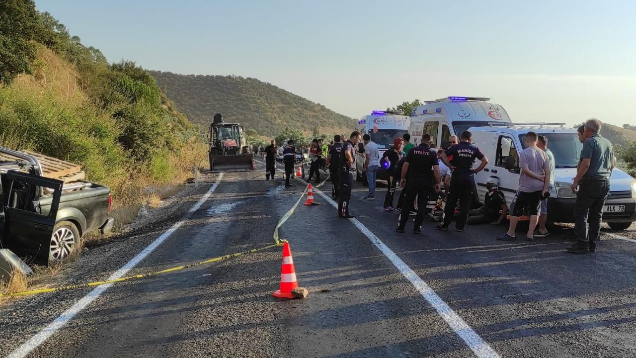 Seyir halindeki aracın üzerine kaya düştü: Ölü ve yaralılar var