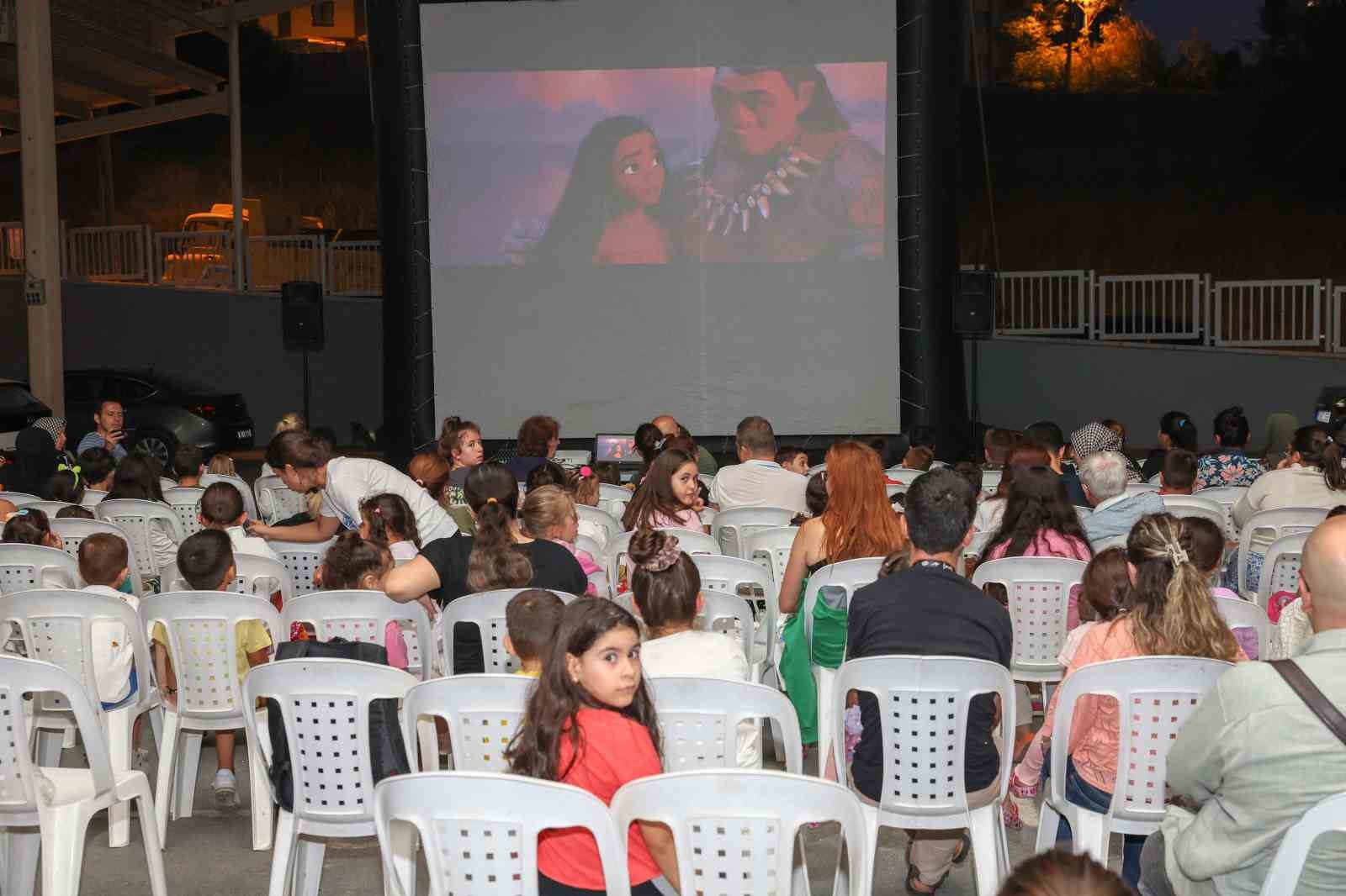 Bursa'da çocuklar için açık hava sineması 1 niluferde cocuklara acik hava sinemasi 0e00354