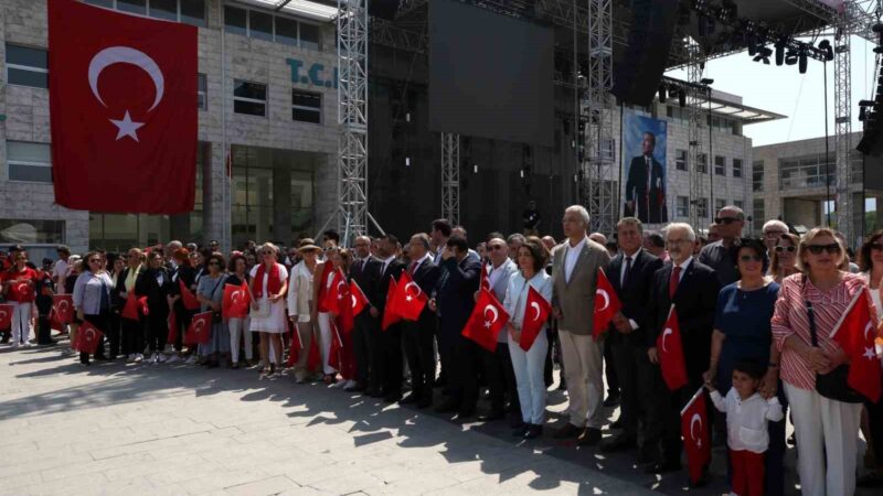 Nilüfer’de Zafer Bayramı gururu 30 Ağustos Zafer Bayramı’nda Nilüfer Belediyesi Halk Evi önünde çelenk