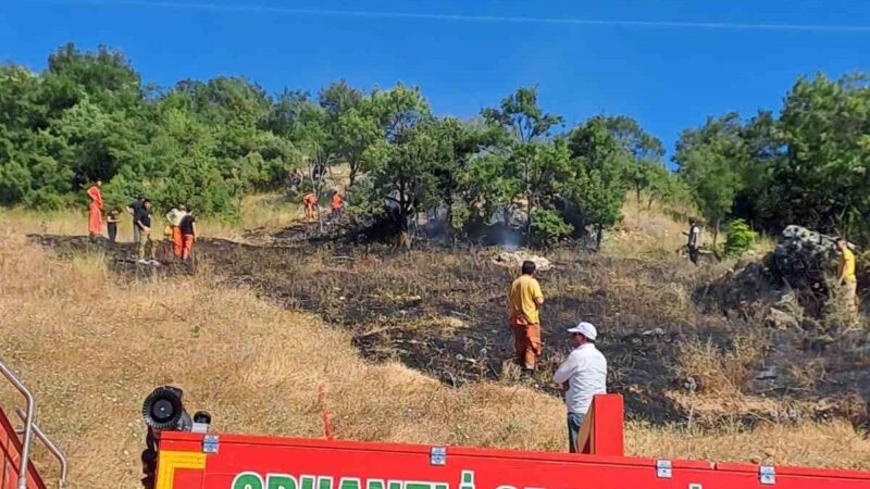 Orhaneli’de çıkan yangın söndürüldü Bursa’nın Orhaneli ilçesinde yol kenarında yangın çıktı. Alevler ormanlık alana