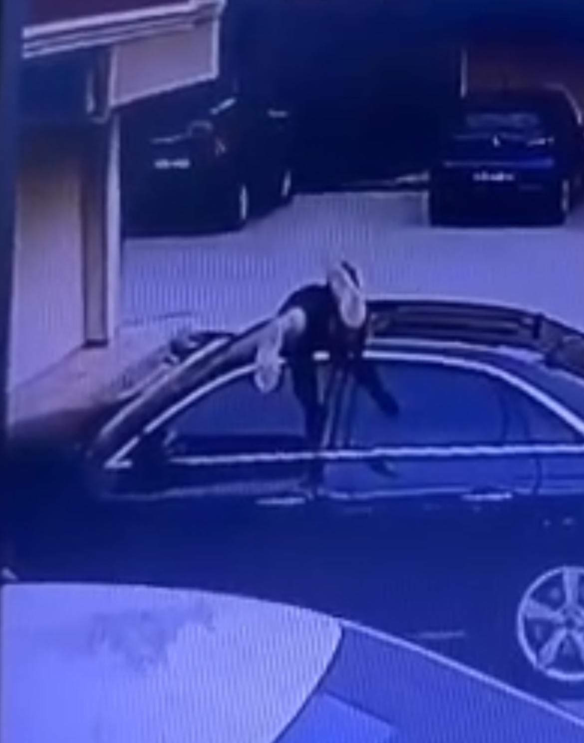 Bursa’da ilginç anlar… Örümcek adam gibi cam tavandan girdi….