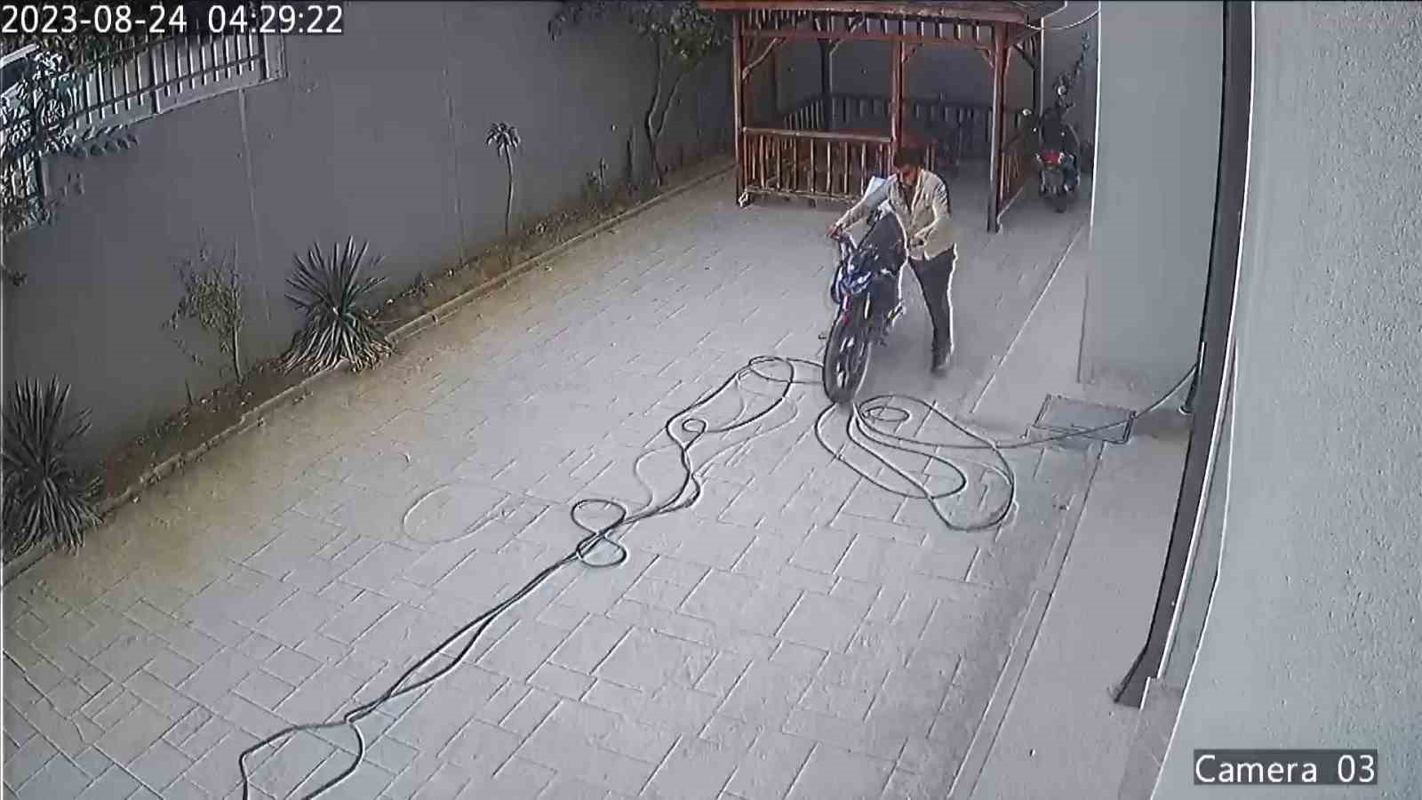 Bursa’da motosiklet hırsızlığı kamerada