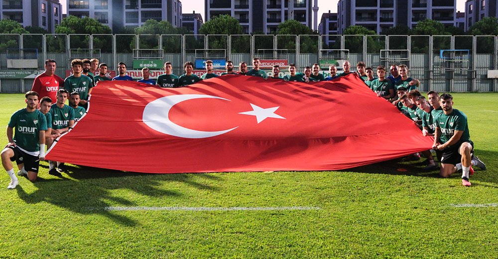 Bursasporlu futbolcular Zafer Bayramı’nı kutladı Bursasporlu futbolcular Zafer Bayramı’nı kutladı
