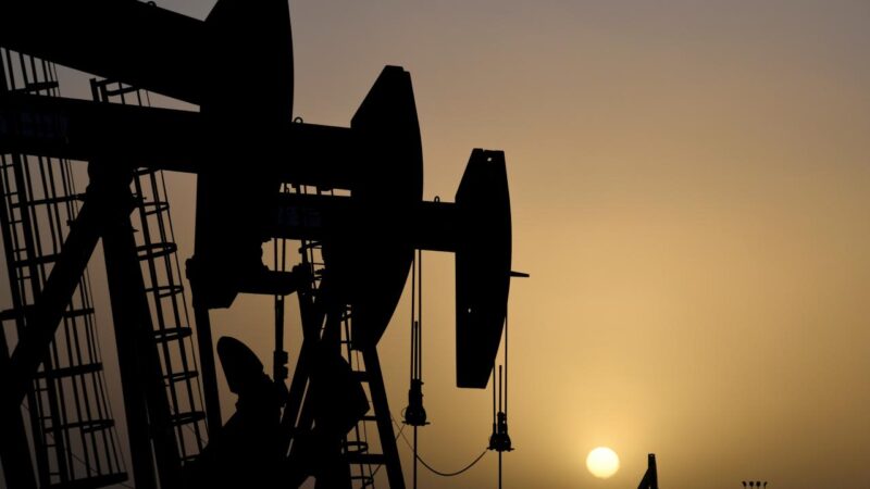 Petrol fiyatı yeniden tırmanışa geçti Brent petrolün varili uluslararası vadeli piyasalarda 107,87 dolardan satılıyor.
