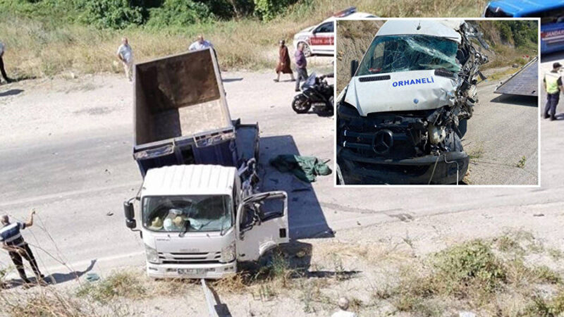 Bursa’da korkunç kaza! Ölü ve yaralılar var Bursa’da kamyon ile yolcu minibüsünün kafa kafaya çarpıştığı kazada 1