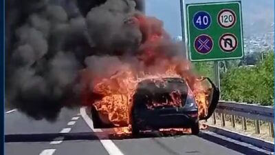 Bursa’da seyir halindeyken alev alan otomobil, kullanılamaz hale geldi