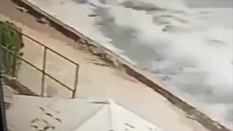 Bursa’da korku filmini aratmayan anlar! Bursa’da geçtiğimiz günlerde kıyı şeritlerinde etkili olan şiddetli rüzgar denizi