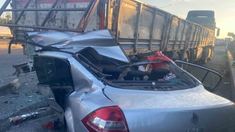 Bursa’da tatilden dönen aile kaza yaptı: 4 ölü, 2 yaralı Bursa’nın Karacabey ilçesinde, İzmir’den tatilden dönen ailenin bulunduğu aracın tıra