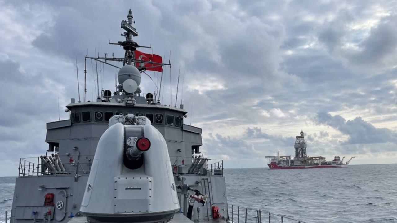 TCG Fatih Fırkateyni sondaj gemilerine refakat etti TCG Fatih Fırkateyni sondaj gemilerine refakat etti