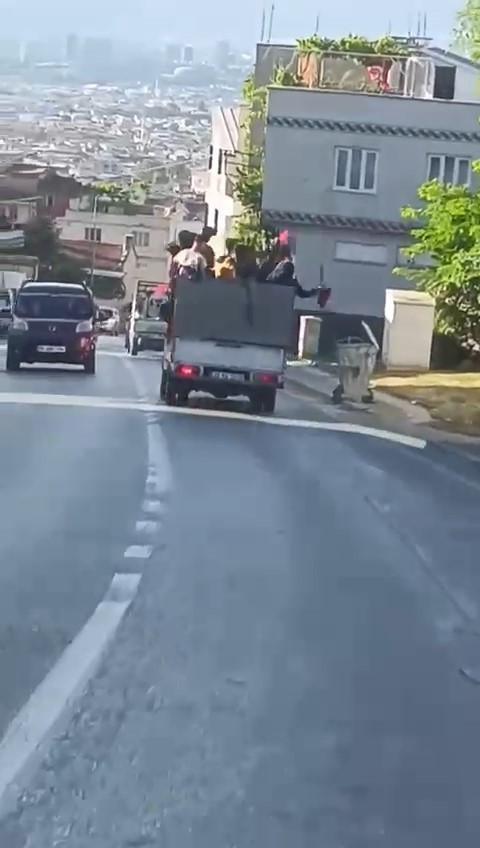 Bursa’da tehlikeli düğün konvoyu amatör kameraya yansıdı