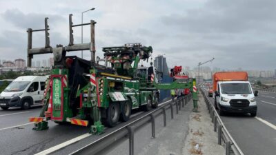TEM’de TIR devrildi: Trafik yoğunlaştı