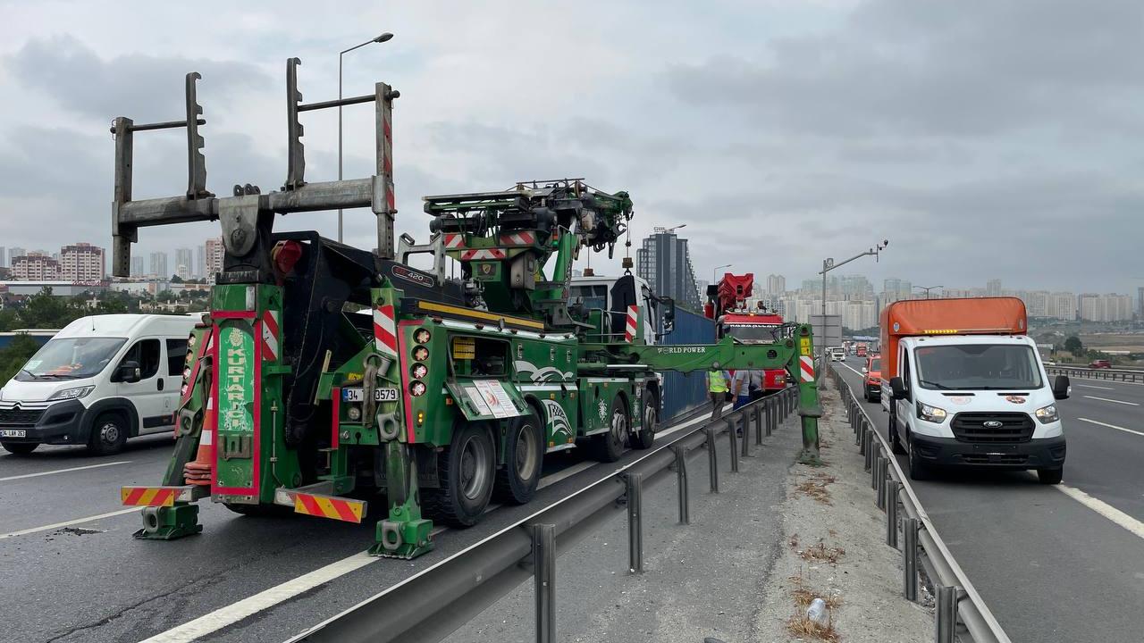 TEM’de TIR devrildi: Trafik yoğunlaştı