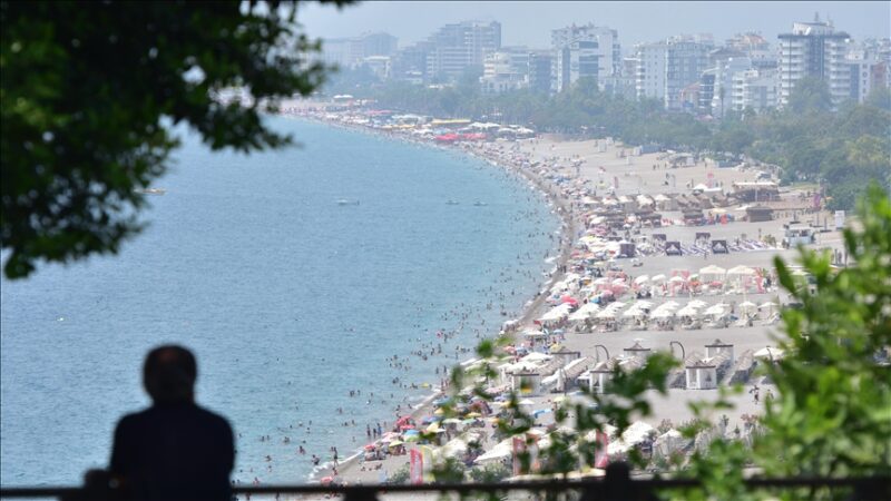 Yüksek sıcaklık ve nem dolayısıyla Antalya'nın sahillerinde yoğunluk yaşanıyor.